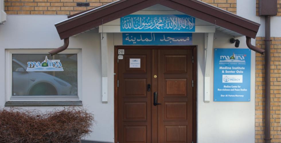 Inngangspartiet til moskeen Madina Institute p&aring; Grorud