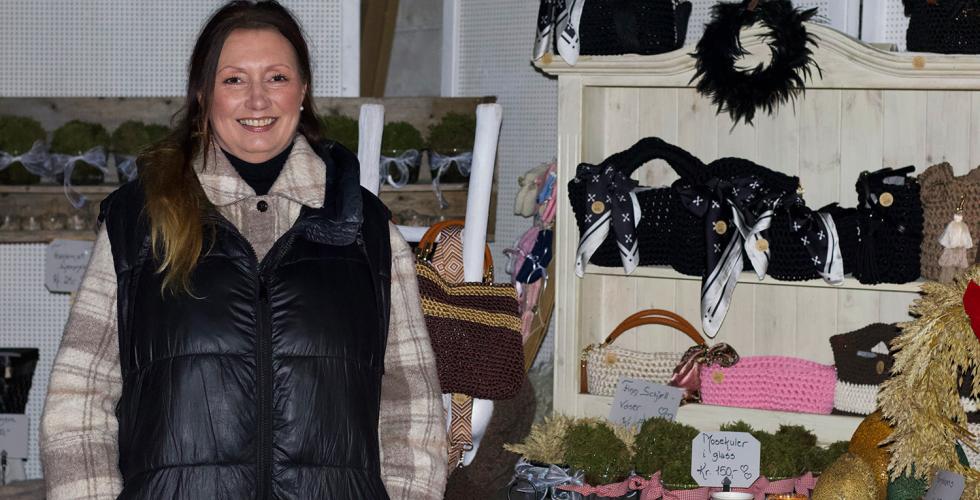 Therese Lunde st&aring;r foran julemarkedet i garasjen sin