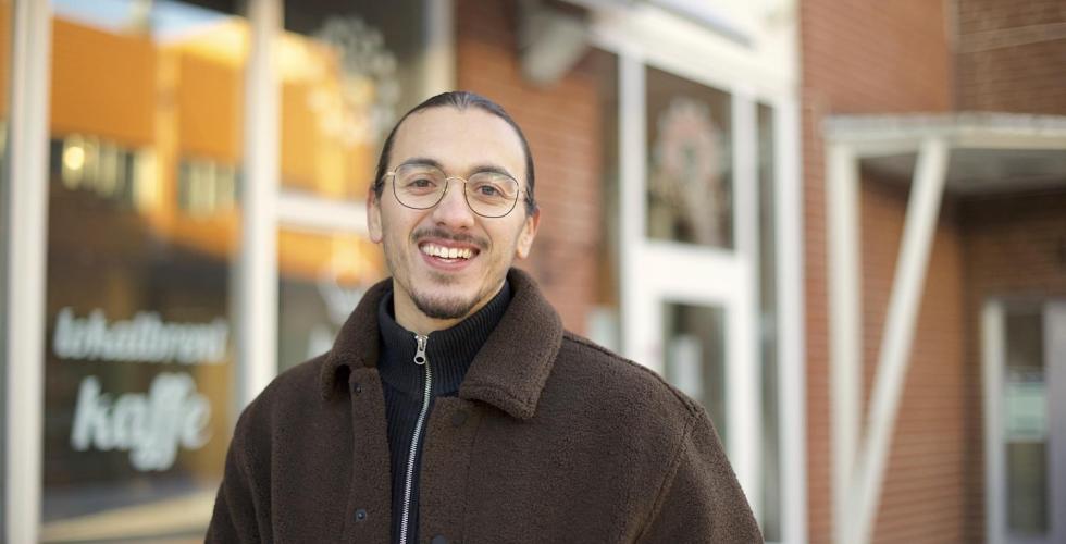 Yassin El Barkani st&aring;r utenfor Kulturkaf&eacute;en p&aring; Holmlia.