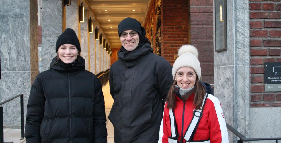 3 foreldra fra aksjonsgruppe foran r&aring;dhuset