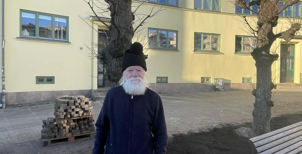 Jan Hugo Eriksen (66) foran noen av de nye tr&aelig;rne p&aring; Martinus L&oslash;rdahls plass
