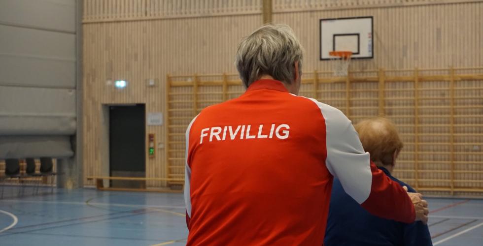 N&aelig;rbilde av frivillig som hjelper en med demens