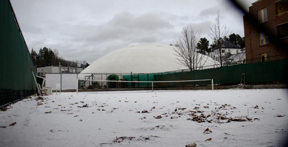 Tennisbane dekket i sn&oslash;.