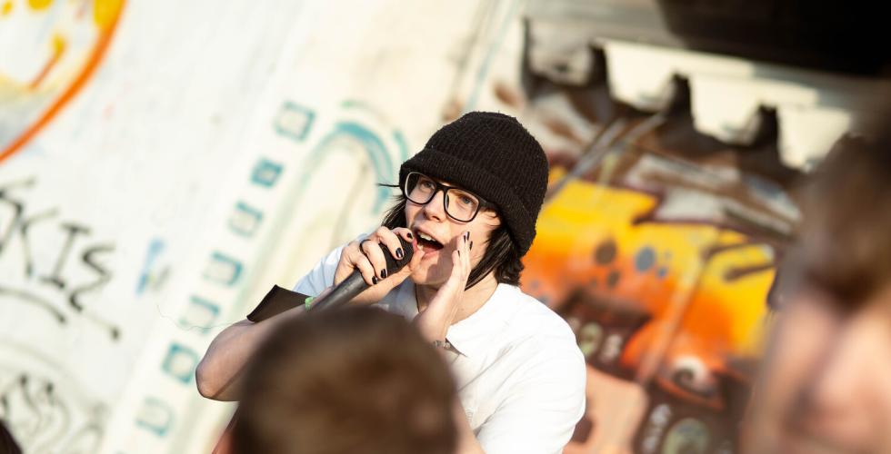 Kaybeo som st&aring;r p&aring; scenen og rapper