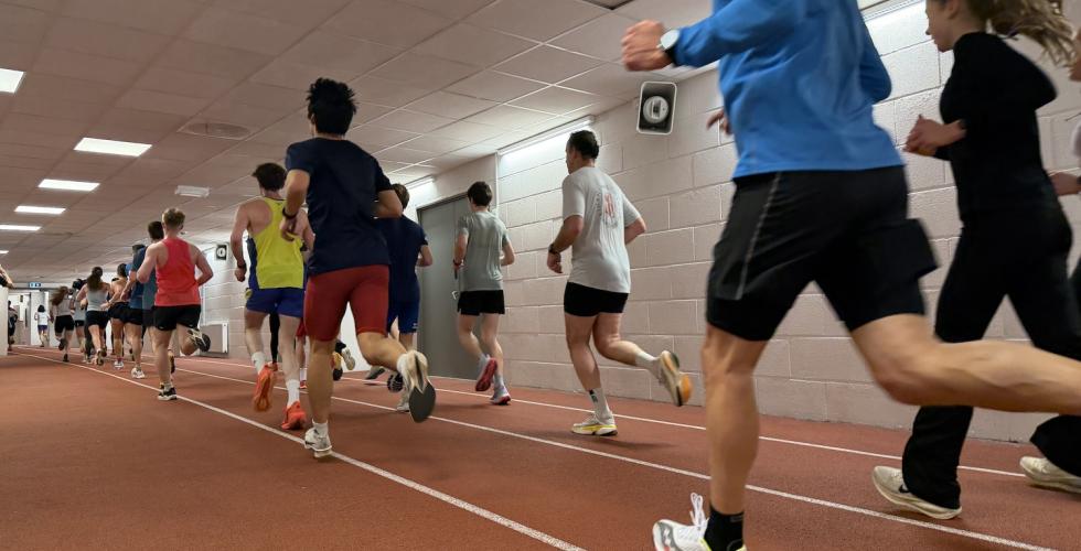 L&oslash;peb&oslash;lgen inntar innend&oslash;rsbanen p&aring; Bislett.