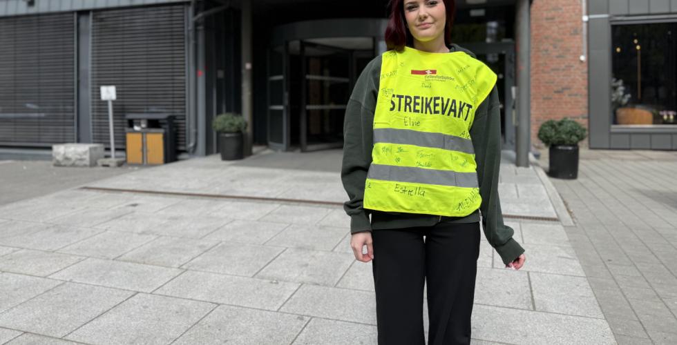 Streiker med gul vest foran Scandic Helsfyr