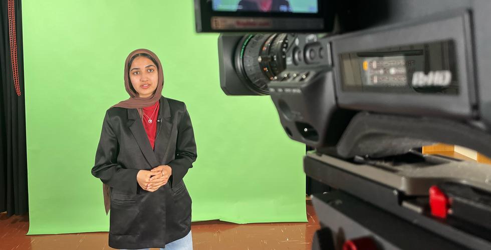 Marwa Farkhari st&aring;r foran et videokamera