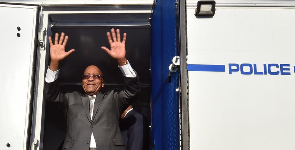 President Zuma st&aring;r ved politiet. 
