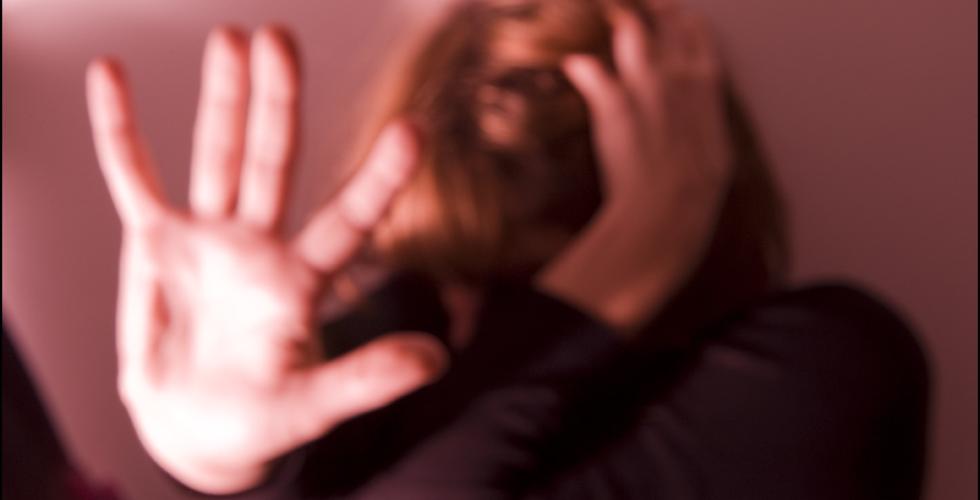 Kvinne med h&aring;nd ut som viser STOP