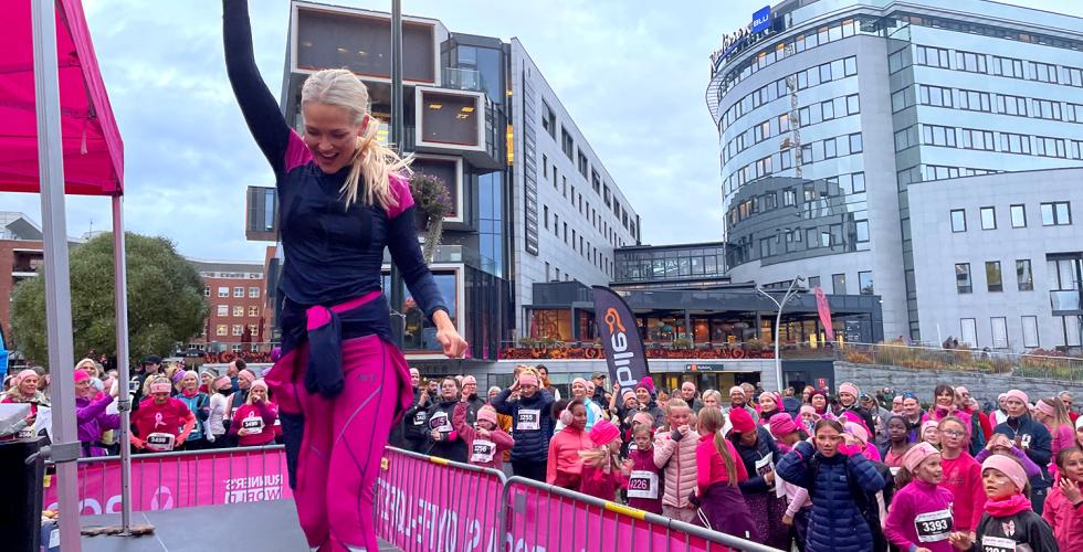 Instrukt&oslash;r Hedvig Bang-F&oslash;rsund leder oppvarming for de p&aring;meldte i Rosa sl&oslash;yfe-l&oslash;pet.