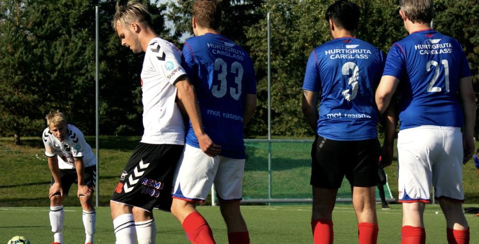 P&aring; treningskamp mellom Gatelagene til V&aring;lerenga og ODD skal en spiller p&aring; ODD skyte straffe. 