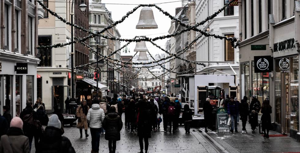 Folk p&aring; Karl Johans gate 
