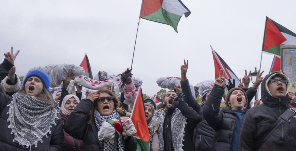 Folk roper p&aring; Palestina-demonstrasjonen.