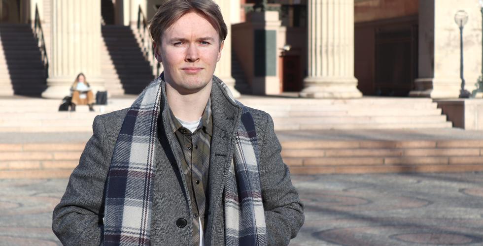 Alexander ser inn i kameraet p&aring; universitetsplassen i Oslo. 