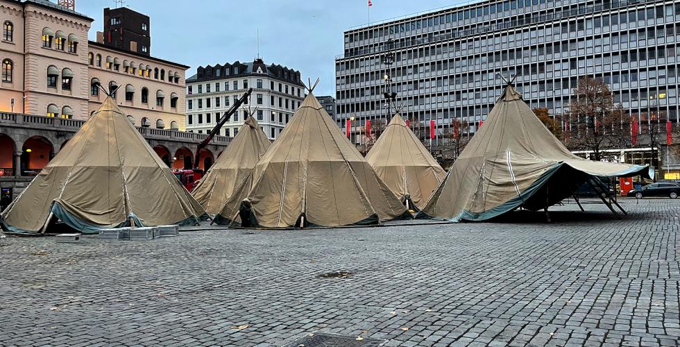 Seks store lavvoer under opprigging p&aring; Youngstorget