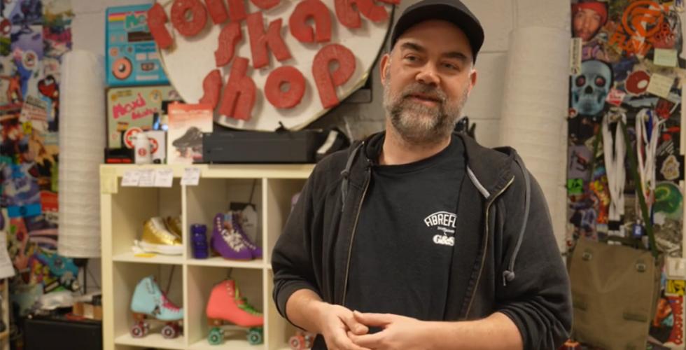 Andr&egrave; Sj&oslash;berg, eier av Deng Roller Skate Shop, i butikken sin.