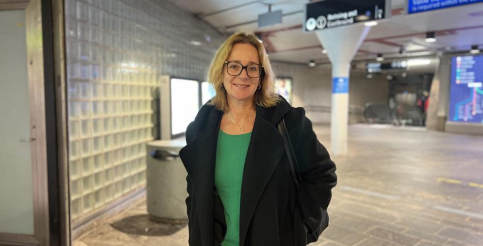 Her er Ane Stray-Pedersen p&aring; vei opp fra undergangen til t-banestoppet p&aring; Oslo S.