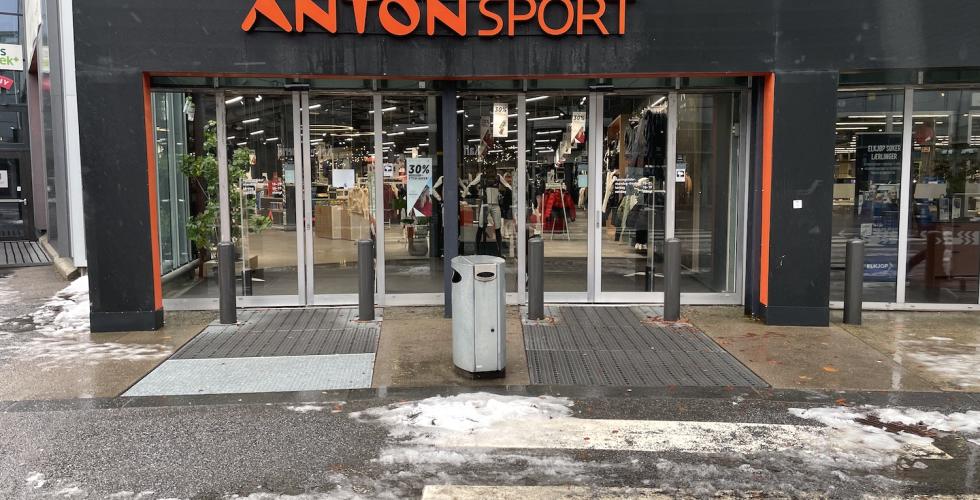 Inngangen til Anton sport p&aring; Alna Storsenter