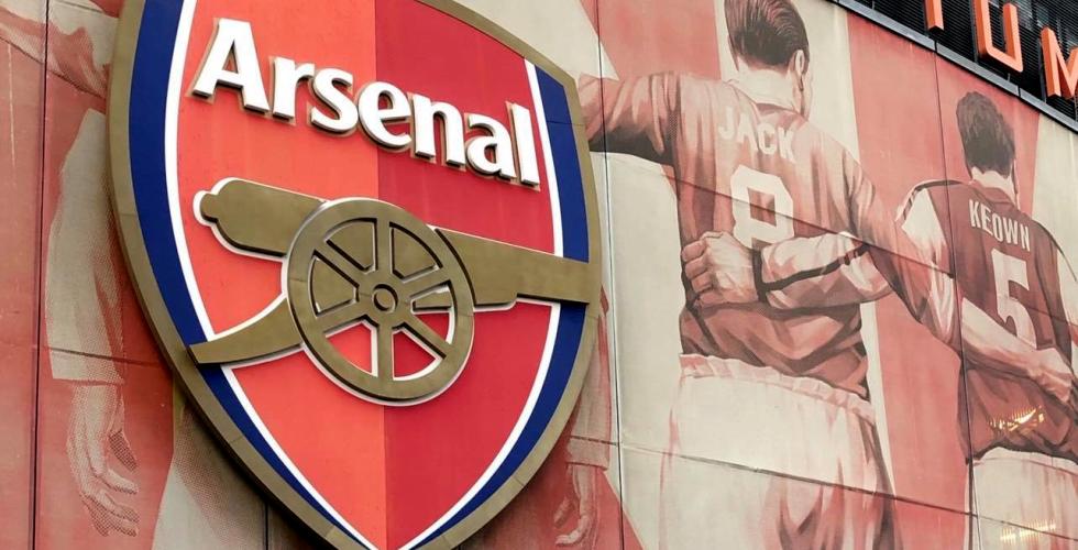Arsenal fotballklubbs merke p&aring; utsiden av Emirates Stadium i London