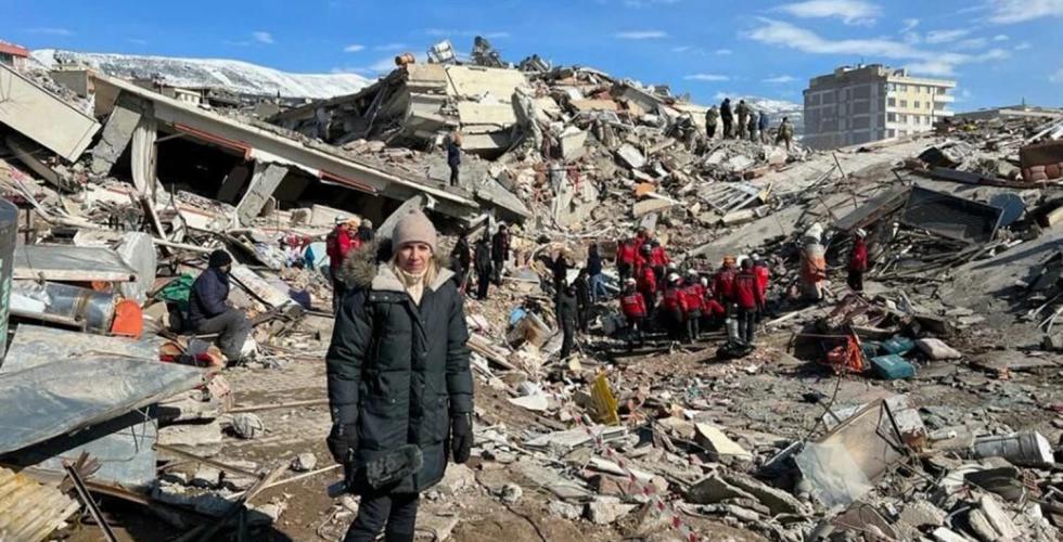 Journalist &Aring;se Marit st&aring;r i ruinene etter jordskjelvet. Bek henne foreg&aring;r redningsarbeid. 