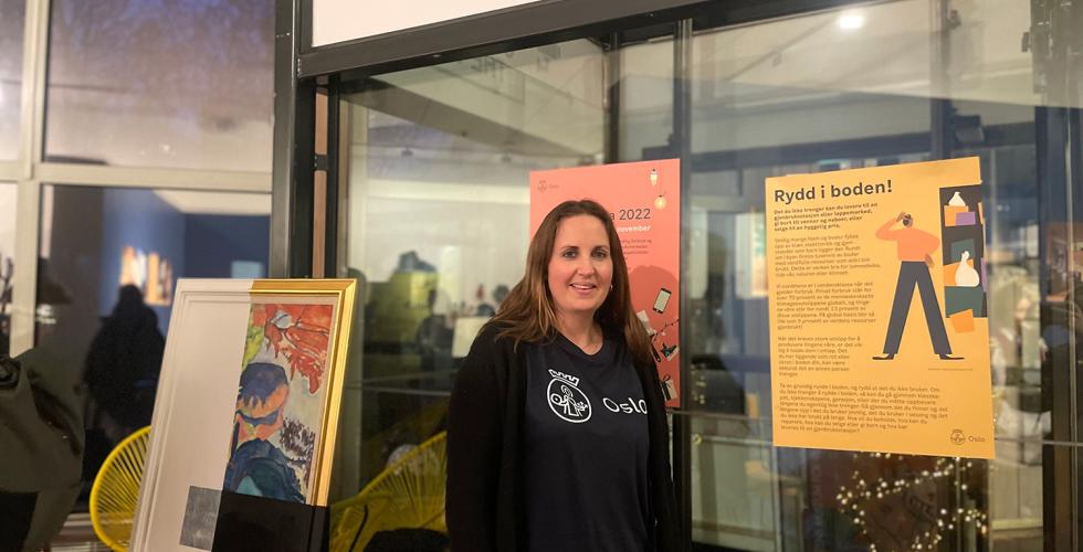 Astrid Johanne Svensson st&aring;r p&aring; Gamle Munch i Ombruksuka