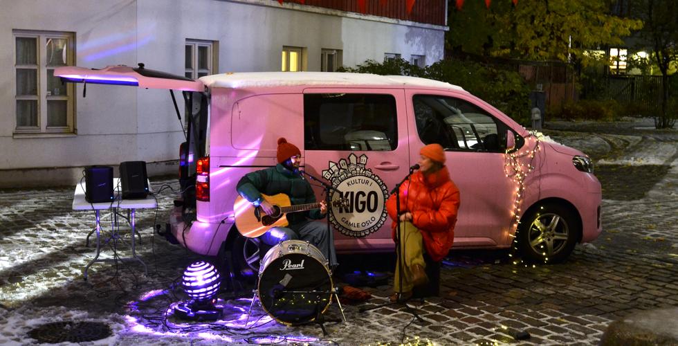 Et band fra KIGO holder konsert i bakg&aring;rden til Oslo Museum.