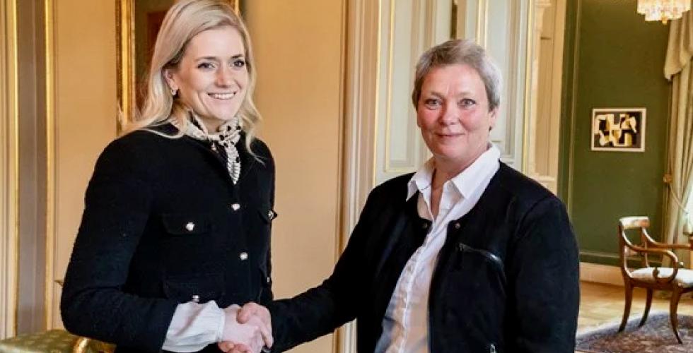 justis- og beredskapsminister Emilie Enger Mehl hilser p&aring; den nye Sjefen for PST, Beate Gang&aring;s.