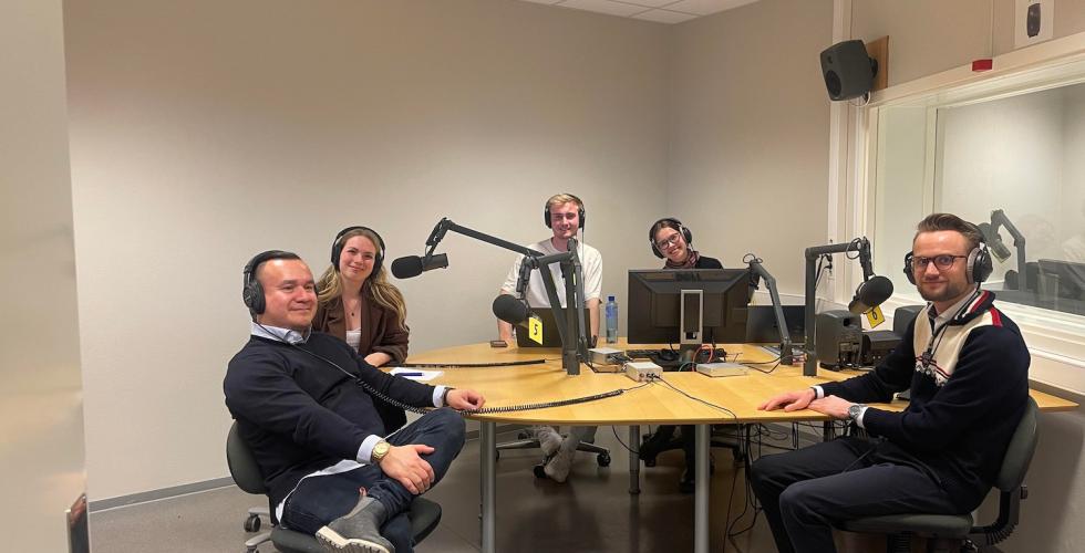 Fem mennesker i radiostudio 1 p&aring; OsloMet