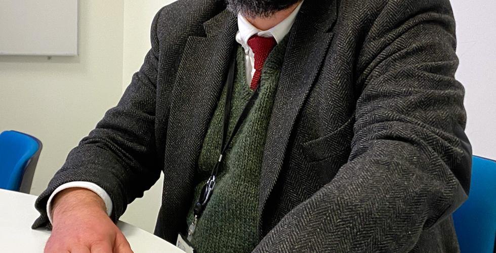 L&aelig;reren Truls Solfjeld R&oslash;dsten sitter ved et bord i personalrommet 