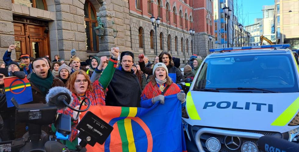 Demonstranter med samisk flagg utenfor H&oslash;yesterett