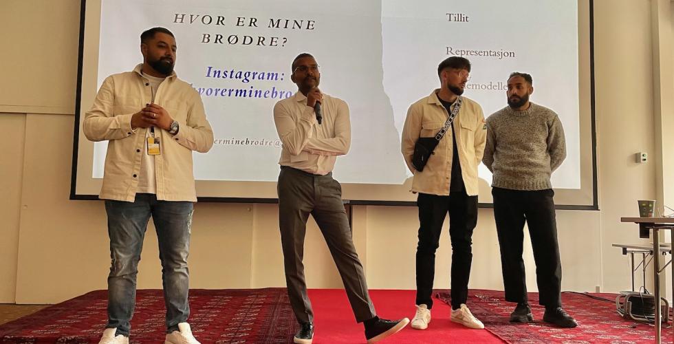 Fire menn fra prosjektet Hvor er mine br&oslash;dre? som holder en presentasjon