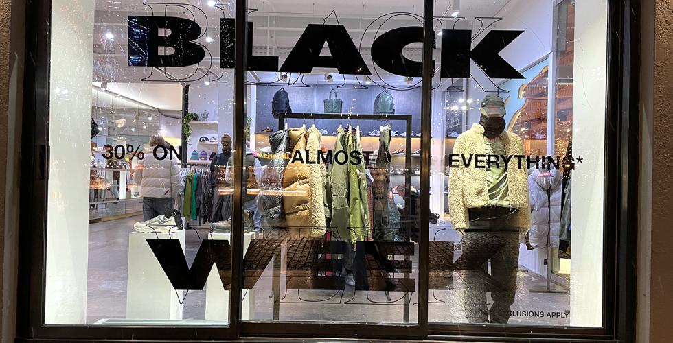 Black Week st&aring;r p&aring; de aller fleste butikkvinduer i Oslo. 
