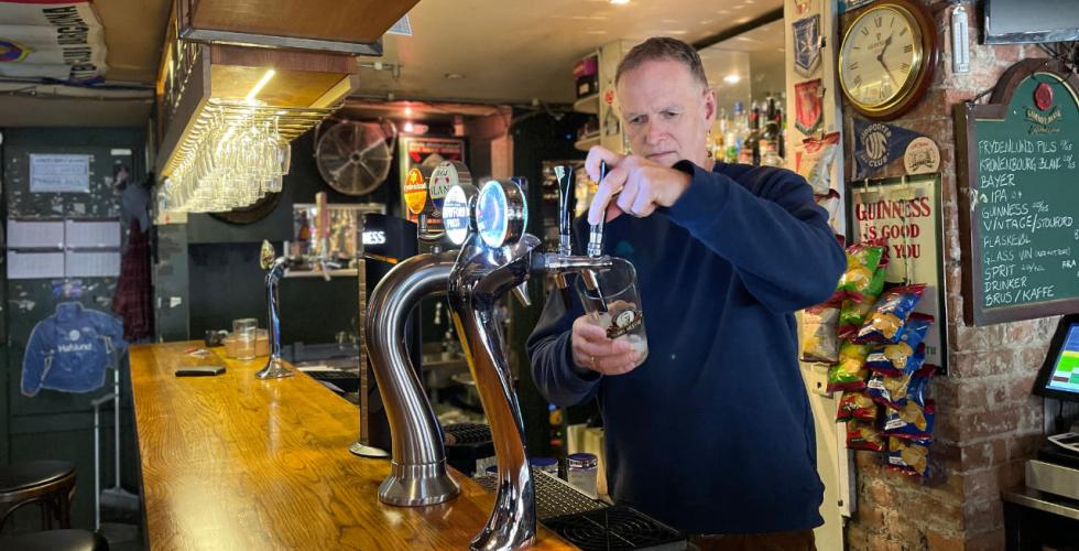 Leder i Bohemen sportsbar st&aring;r ved tappekranen i baren  