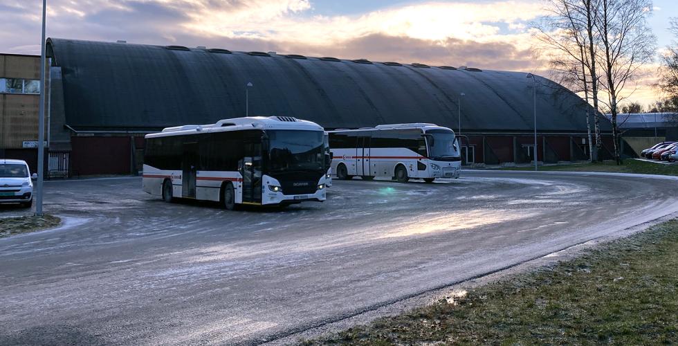 Bussene venter p&aring; &aring; kj&oslash;re studenter. Foto: Mari Roland. 