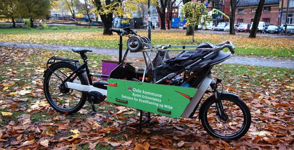 Bilde av en sykkel som blir brukt under arbeidet med l&oslash;vrydding i Sofienbergparken.