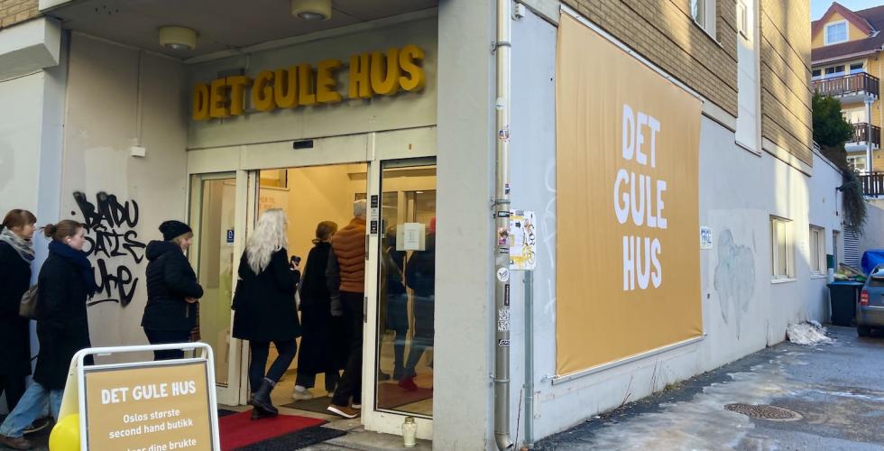 Det Gule Hus sin &aring;pning. K&oslash; inn til lokalet.