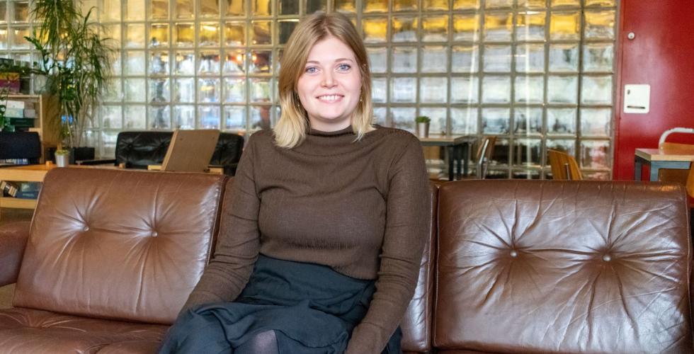Direkt&oslash;ren i det norske studentersamfund sitter p&aring; en brun skinnsofa 