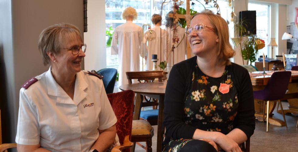Laila Granseth og Heidi J&oslash;rgensen p&aring; Frelsesarmeen. 