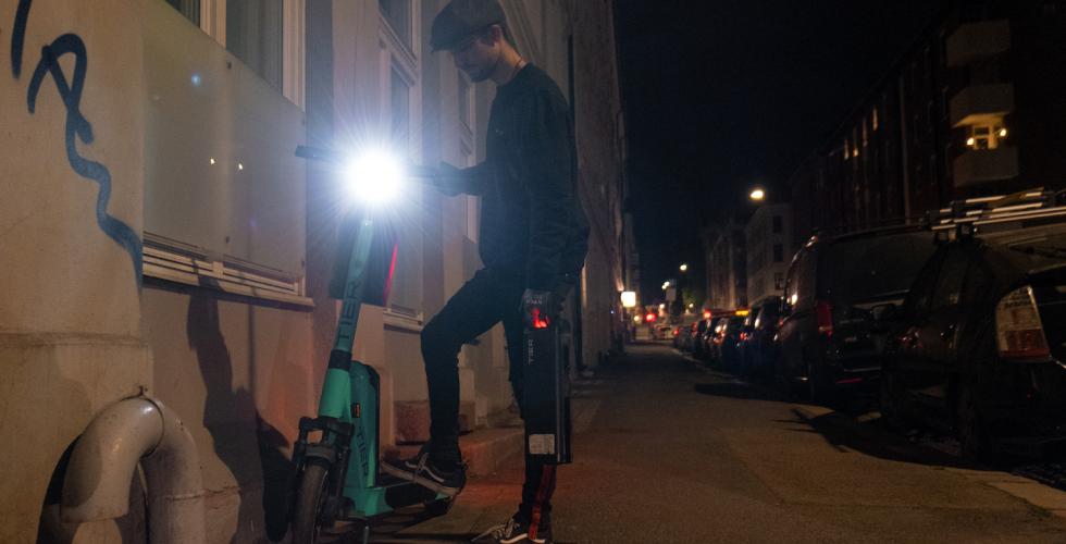 Yousef bytter batteri p&aring; en elsparkesykkel