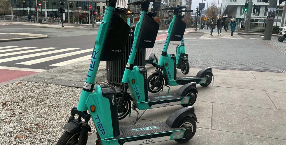 Bildet vider elsparkesykler som st&aring;r parkert ved Bj&oslash;rvika