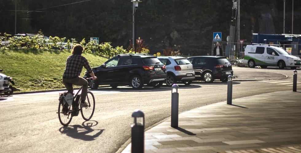 Bilde av en mann som sykler p&aring; en el-sykkel