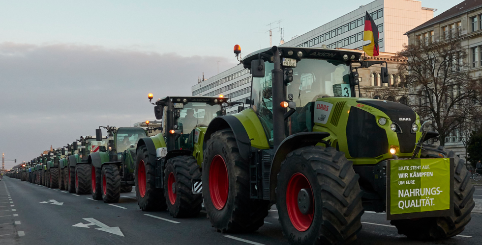 Traktorer p&aring; lang rekke i Berlin
