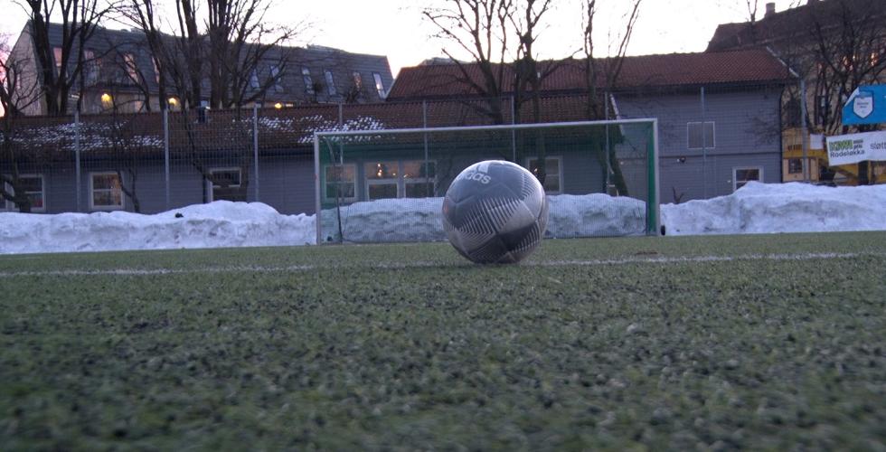 En ball ligger p&aring; fotballbanen.