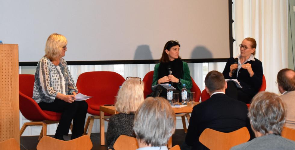 Paneldebatt i fritt ord sine lokaler. Seminarets moderator, Anne Mette &Oslash;degaard, i samtale med Kjersti L&oslash;ken Stavrum og Solfrid Vaage Haukaas.