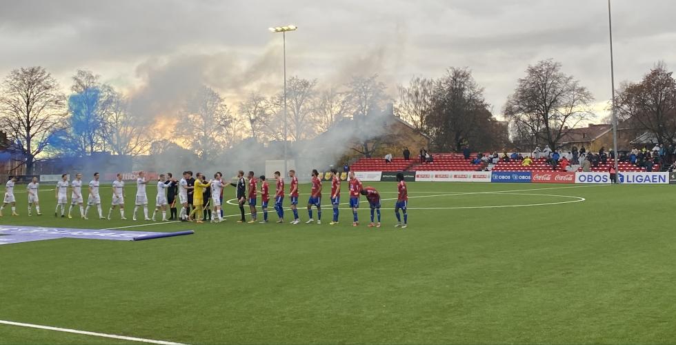 Skeid og Arendal &oslash;nsker hverandre lykke til f&oslash;r kamp.