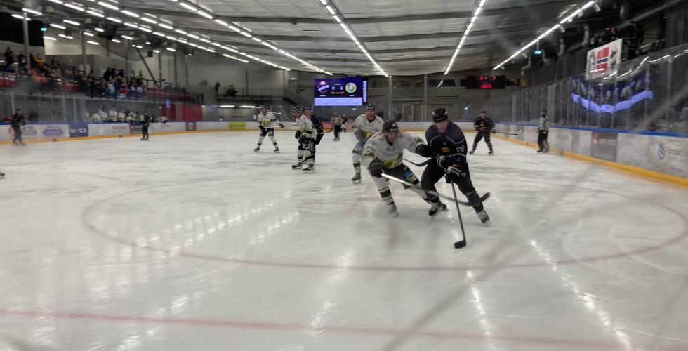 Hockeyspiller f&oslash;rer pucken i fart