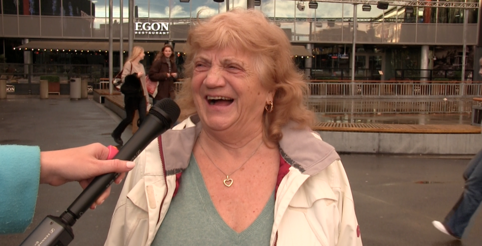 Eldre dame smiler til reporteren da hun skulle svare p&aring; et sp&oslash;rsm&aring;l. 