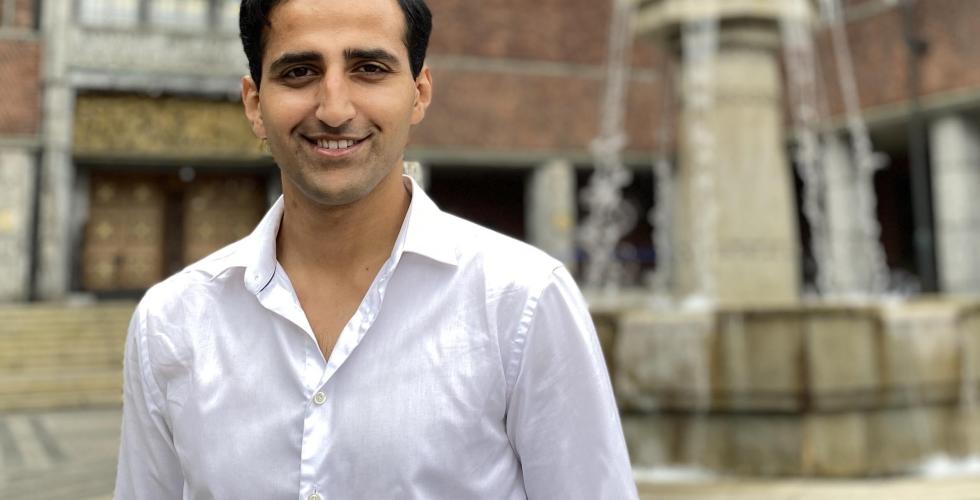 H&oslash;yrepolitiker Hassan Nawas foran R&aring;dhuset