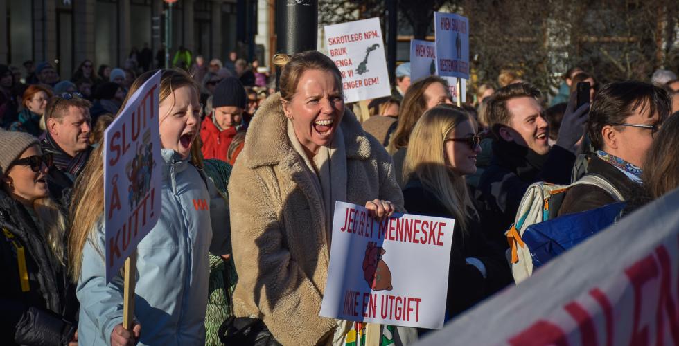 Maria Cappelen Grimsg&aring;rd og Elise Grimsg&aring;rd p&aring; helsedemonstrasjon foran Stortinget.