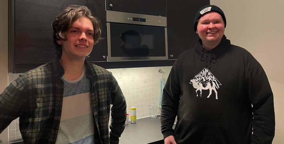 Henrik og Kristoffer st&aring;r p&aring; kj&oslash;kkenet sitt